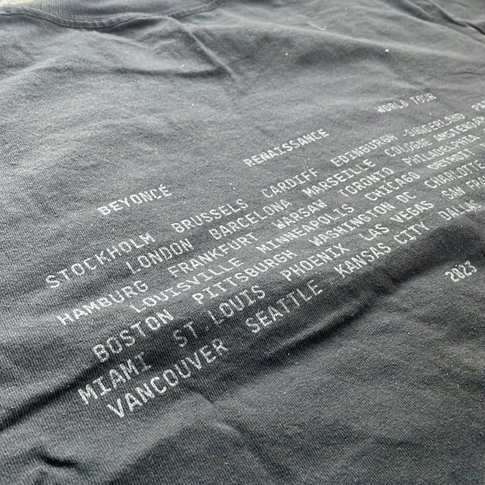 - BEEHIVE OFFICIAL MERCH TSHIRT FROM THE WORLD TOUR *NEW* - Picture 5 of 10